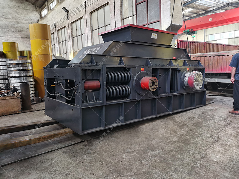 1500x1000超大型彈簧式對輥破碎機發(fā)往陜西