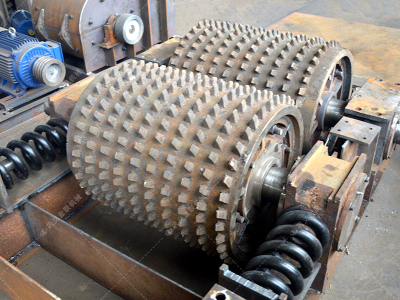 為何越來越多的礦山選擇雙齒輥而非顎式破碎機(jī)？這3點很關(guān)鍵！