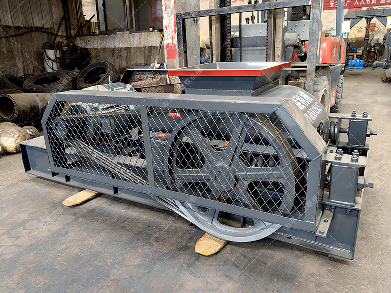 大塊煤矸石直接喂料會損壞設(shè)備？狼牙齒輥為何敢承諾'來者不拒'？