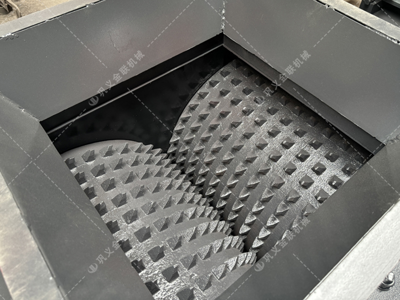 大塊煤矸石直接喂料會損壞設(shè)備？狼牙齒輥為何敢承諾'來者不拒'？