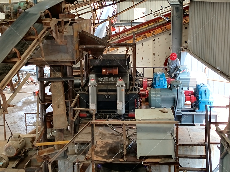 時產(chǎn)100噸和200噸的石灰石生產(chǎn)線，選擇的液壓對輥制砂機(jī)有何不同？