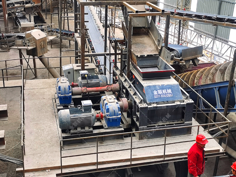 高硬度物料制砂效率低、損耗大？對(duì)輥破碎機(jī)輕松實(shí)現(xiàn)“流暢高產(chǎn)”